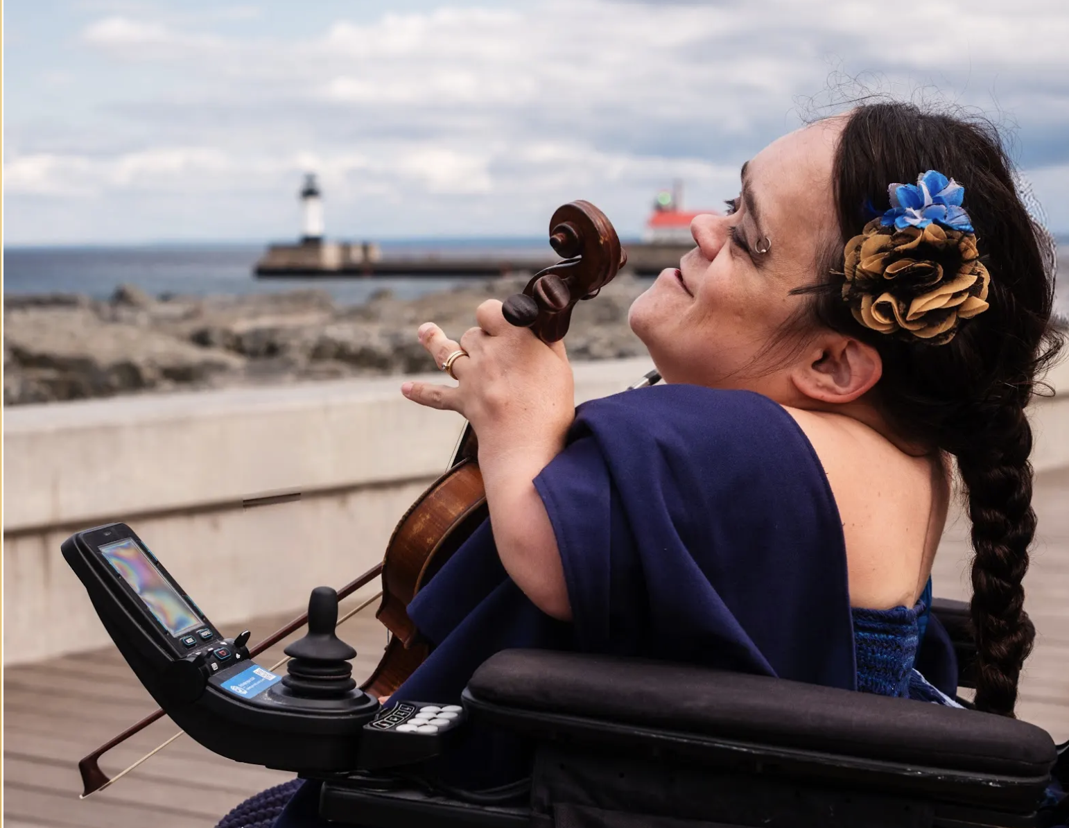 A photograph of musician Gaelynn Lea and her violin