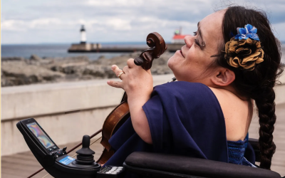 Gaelynn Lea with violin at beach
